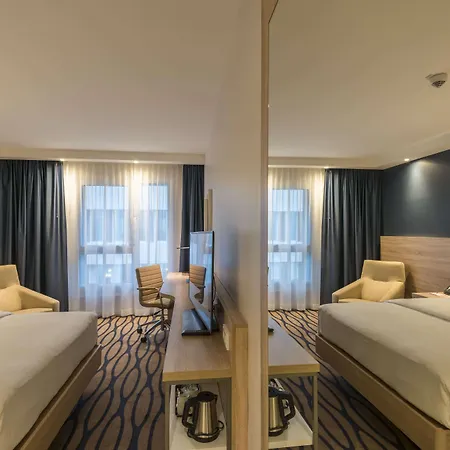 Hampton By Hilton Frankfurt Airport מלון