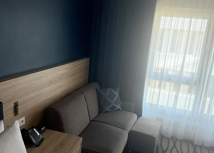 Hampton By Hilton Frankfurt Airport Szálloda 3*