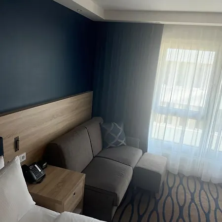 Hampton By Hilton Frankfurt Airport Otel 3*